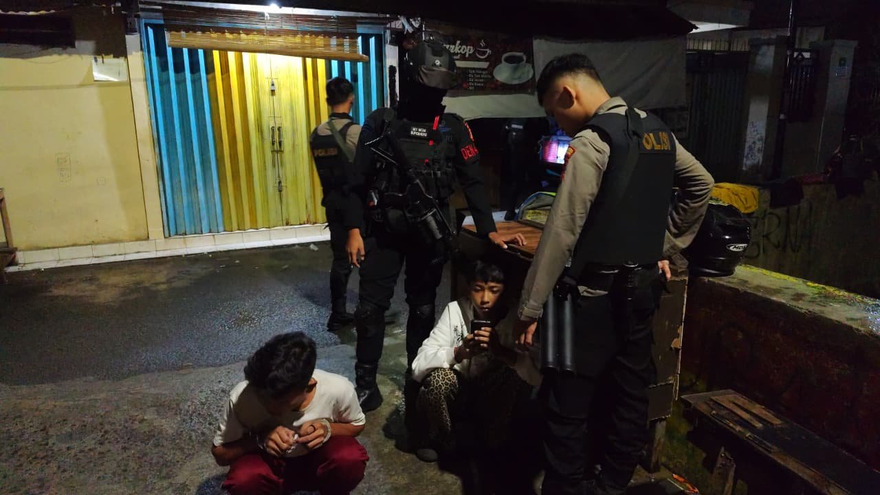 Halo Dunia : Patroli Gabungan Brimob–Polres Jaktim Sita Sejumlah Sajam, Rencana Tawuran Digagalkan